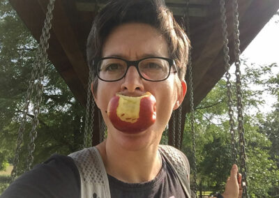 Sonja mit angebissenem Apfel im Mund